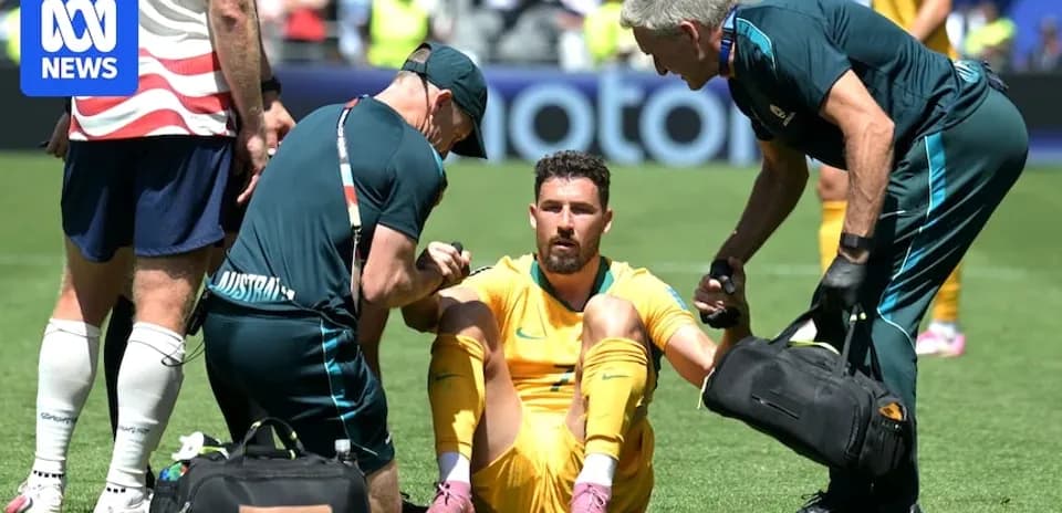 Jugador sentado recibiendo atención médica en el campo