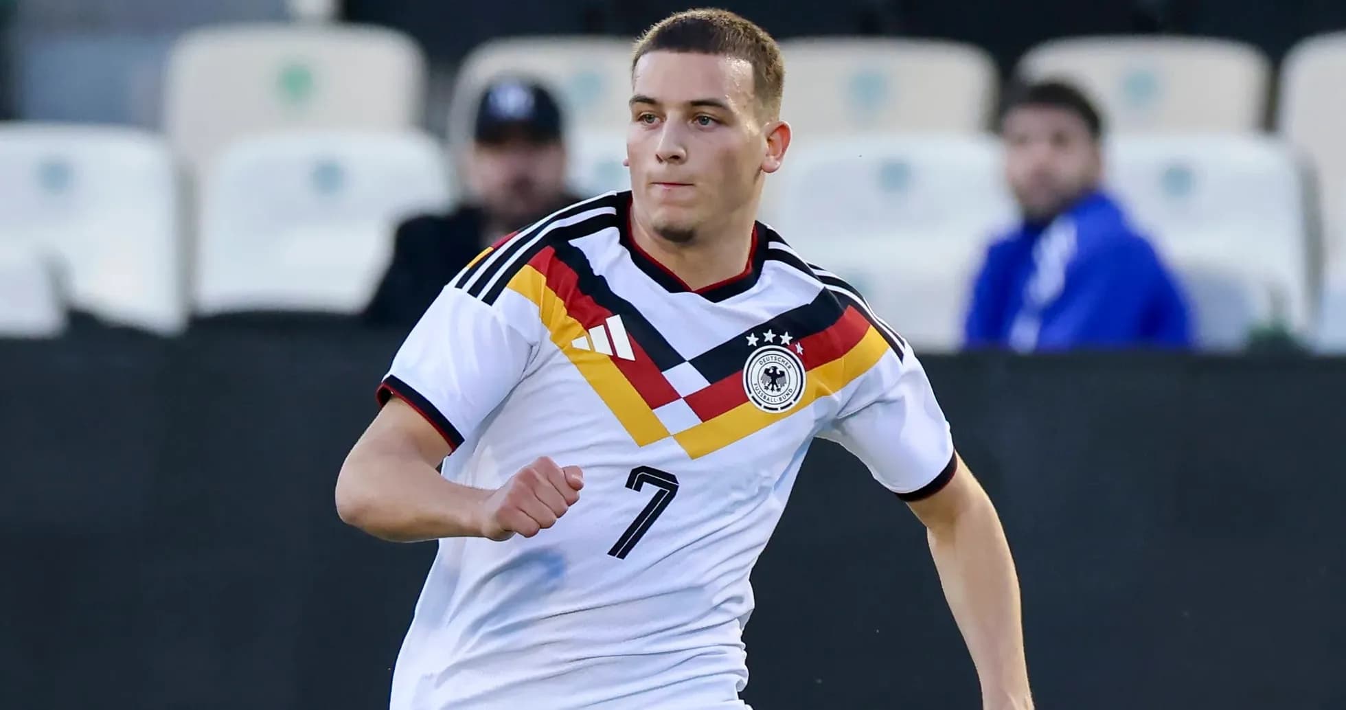Jugador de Alemania corriendo en el campo de fútbol