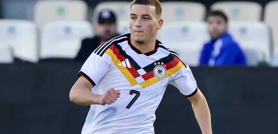 Jugador de Alemania corriendo en el campo de fútbol