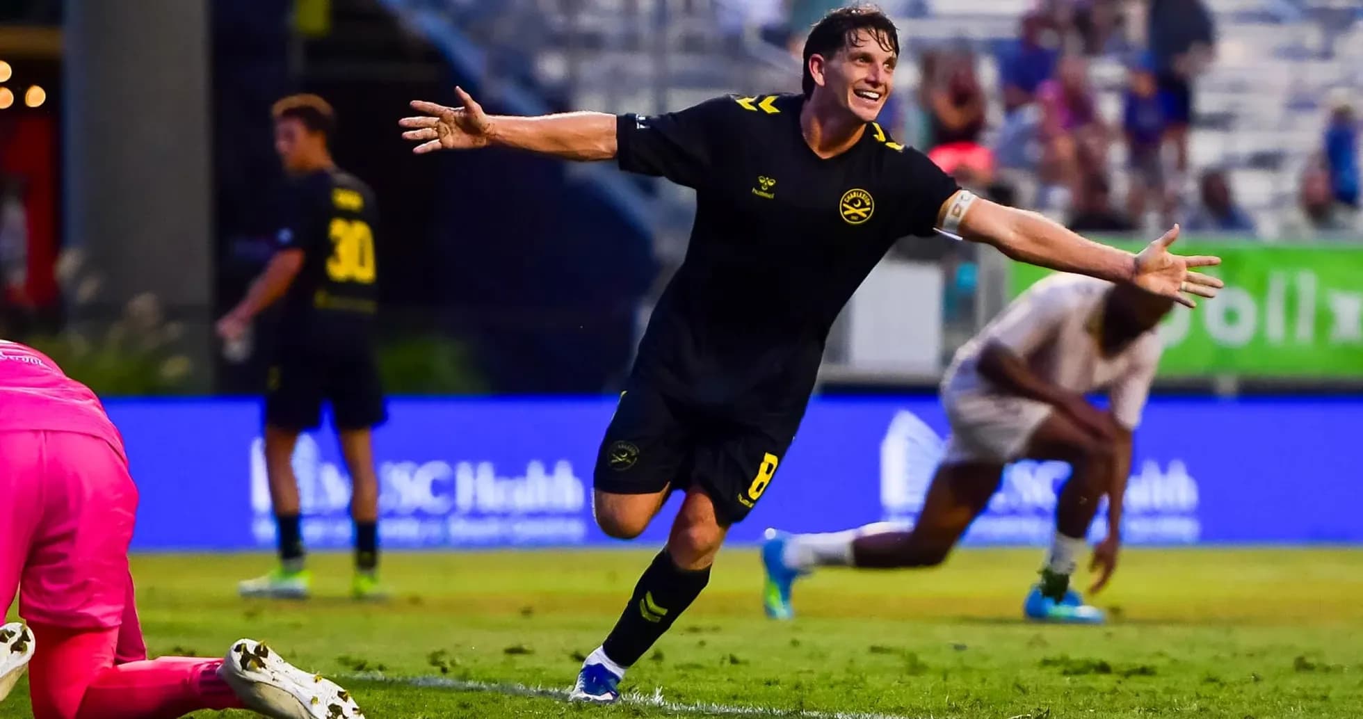 Jugador celebra un gol durante el partido