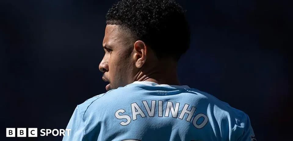 Jugador con camiseta azul, nombre 'SAVINHO' visible