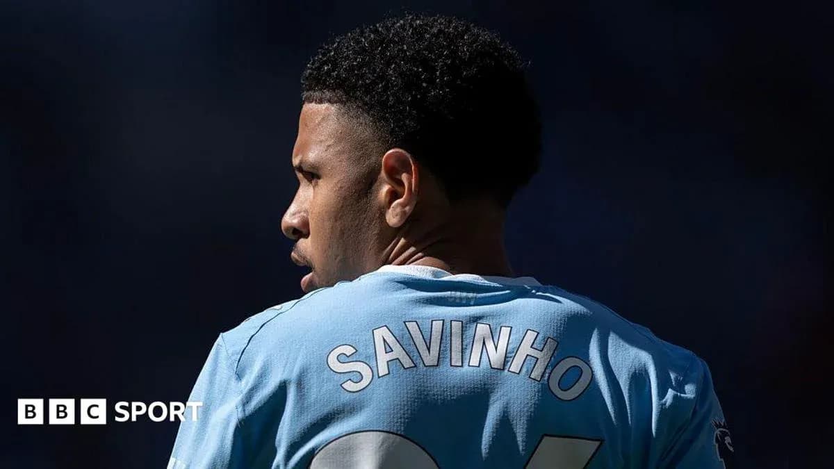 Jugador con camiseta azul, nombre 'SAVINHO' visible