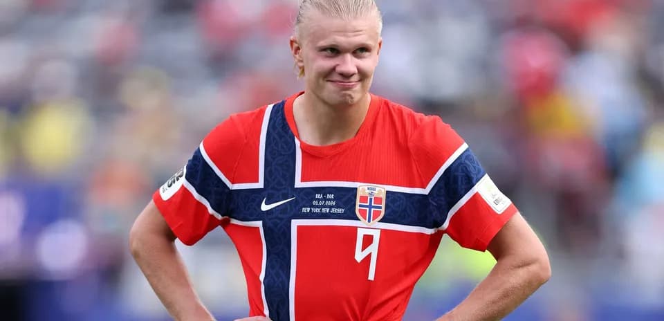 Jugador de Noruega en camiseta roja durante partido