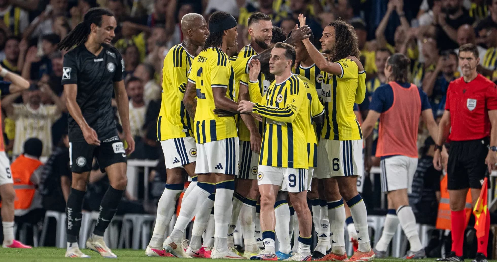 Jugadores de Fenerbahçe celebrando un gol