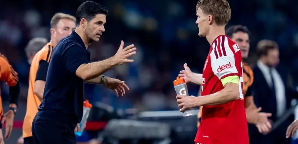 Entrenador hablando con jugador en la línea de banda