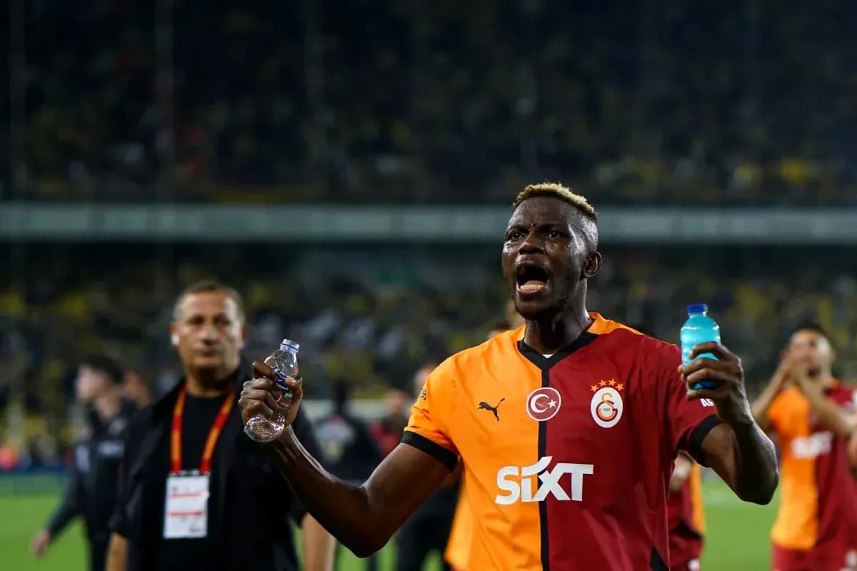 Jugador de Galatasaray celebrando con botellas en mano