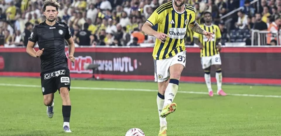 Jugador de Fenerbahçe avanzando con el balón
