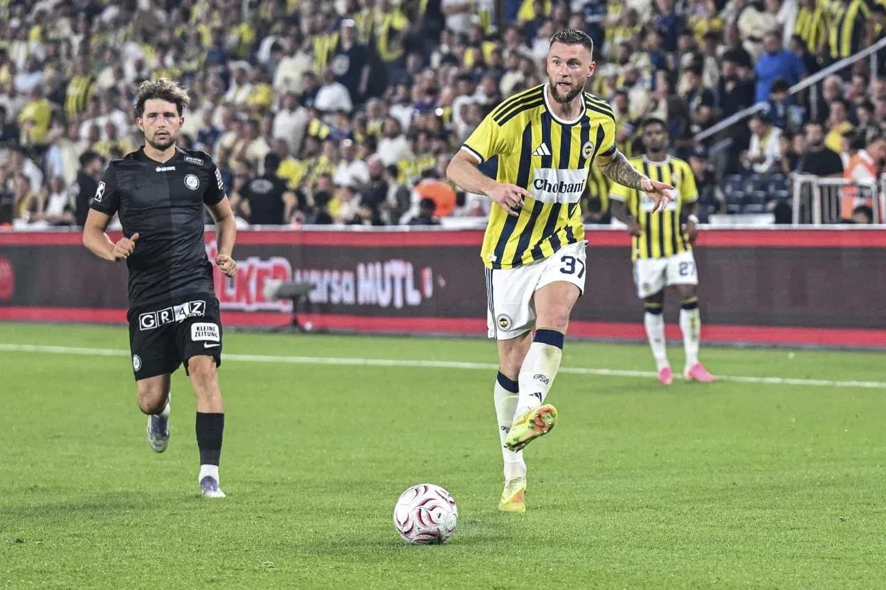 Jugador de Fenerbahçe avanzando con el balón