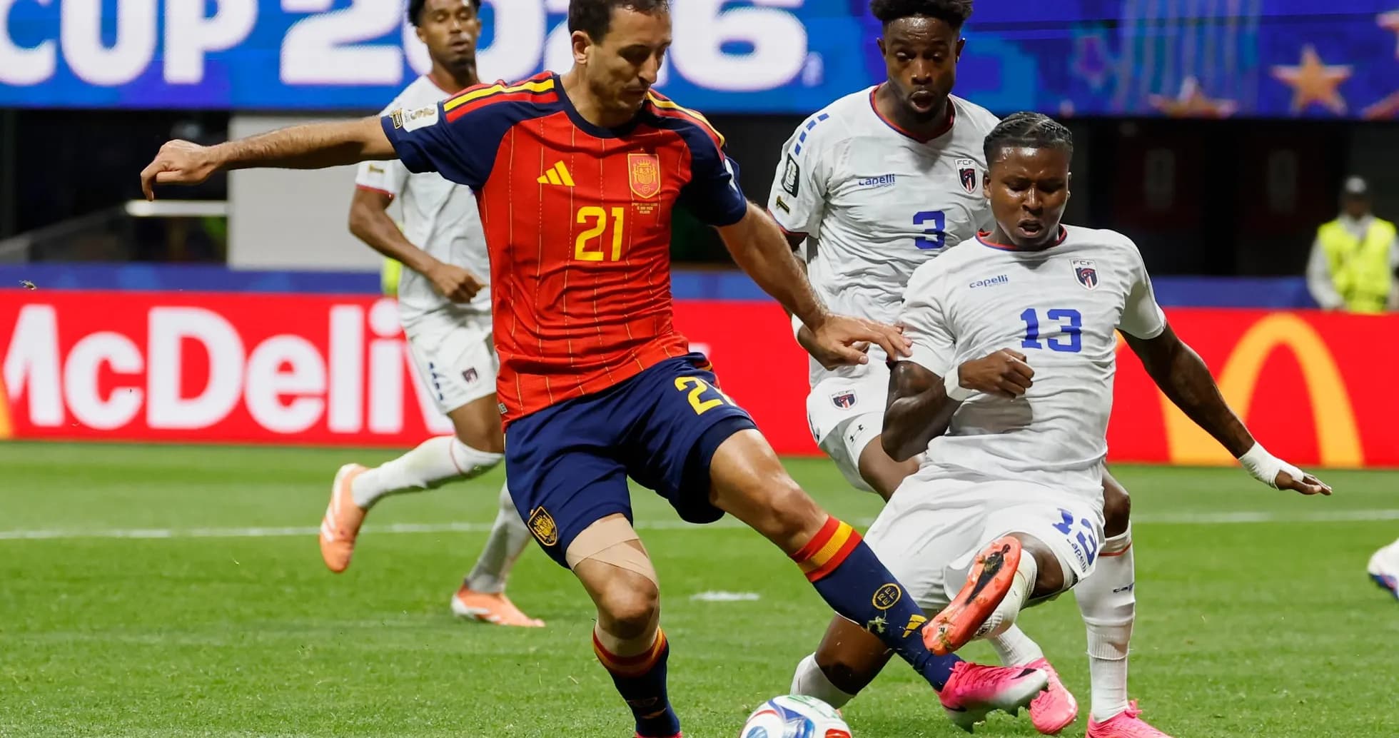 Jugador de España driblando a rivales de Cabo Verde