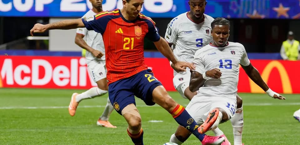 Jugador de España driblando a rivales de Cabo Verde
