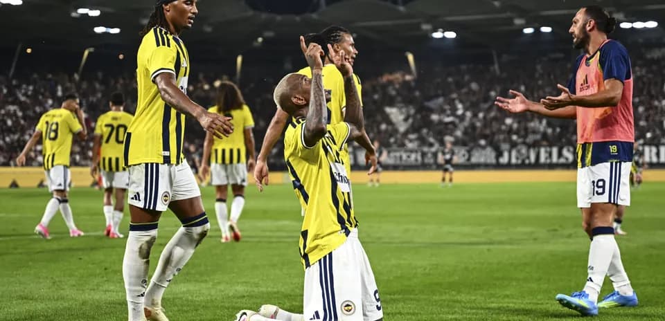 Celebración de gol de Fenerbahçe en el partido