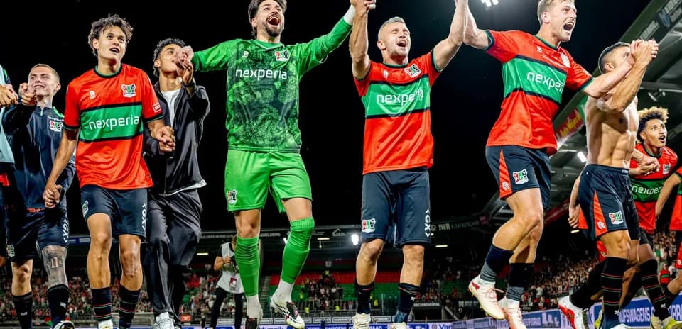 Jugadores de NEC celebrando la victoria