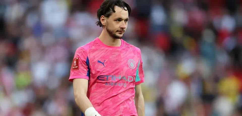 Portero de Manchester City en uniforme rosa durante partido