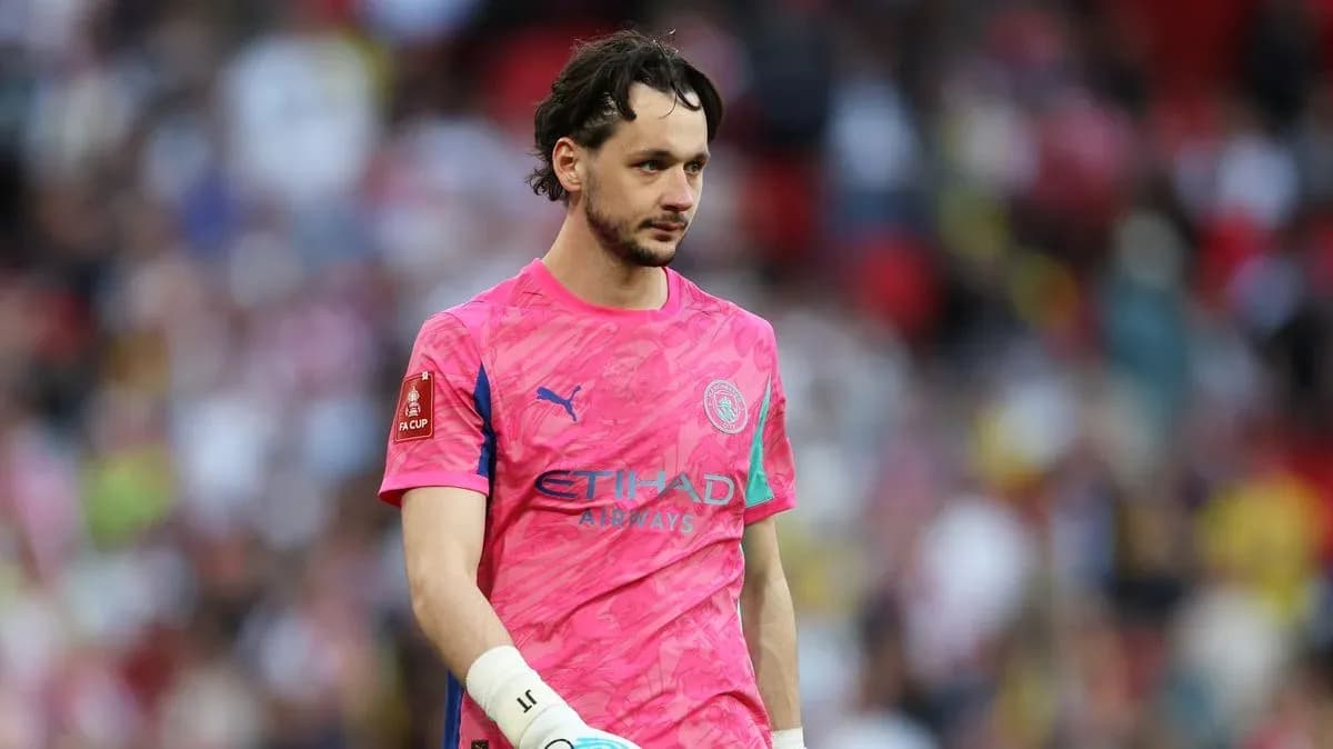 Portero de Manchester City en uniforme rosa durante partido