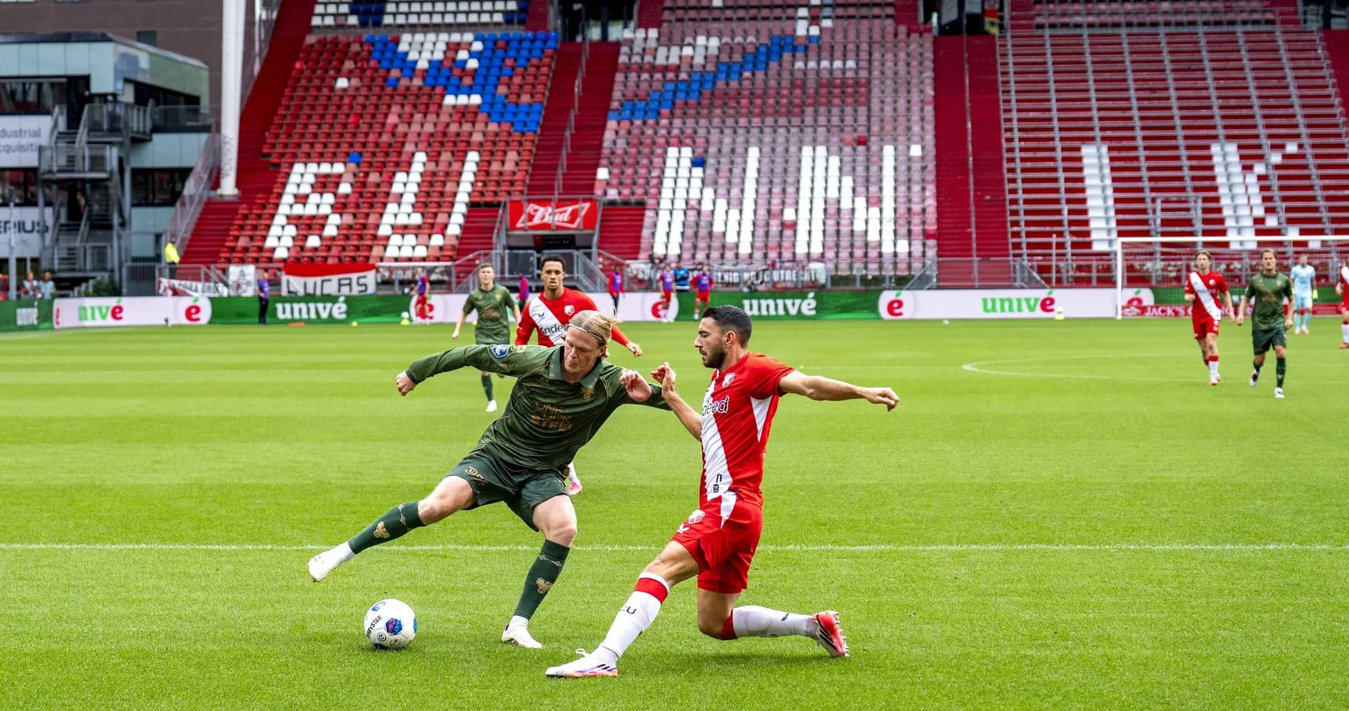 Jugador intenta robar el balón en partido de fútbol