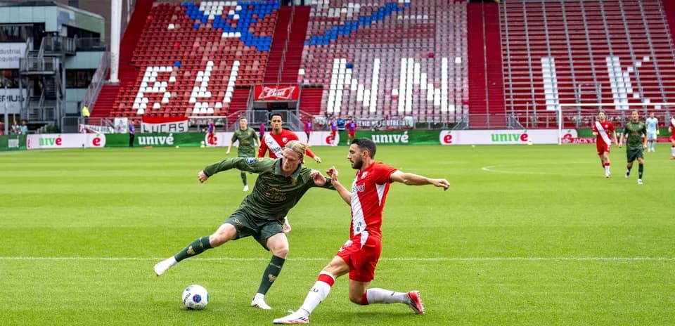 Jugador intenta robar el balón en partido de fútbol