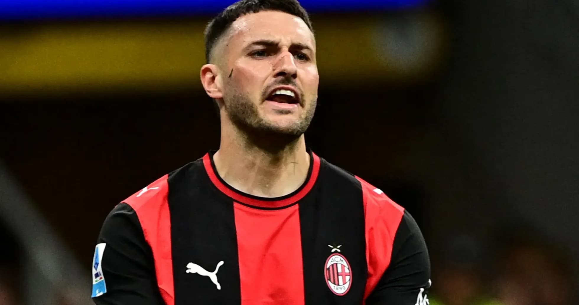 Jugador de AC Milan expresando frustración en el campo