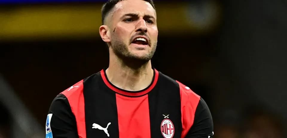 Jugador de AC Milan expresando frustración en el campo