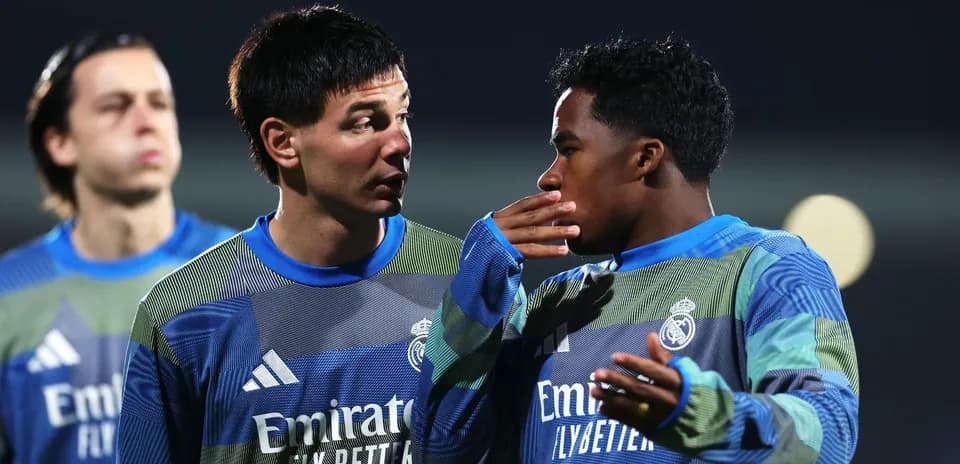 Jugadores de Real Madrid conversando durante el calentamiento