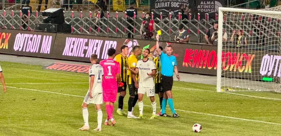 Jugadores de Kairat Almaty y Anderlecht en acción