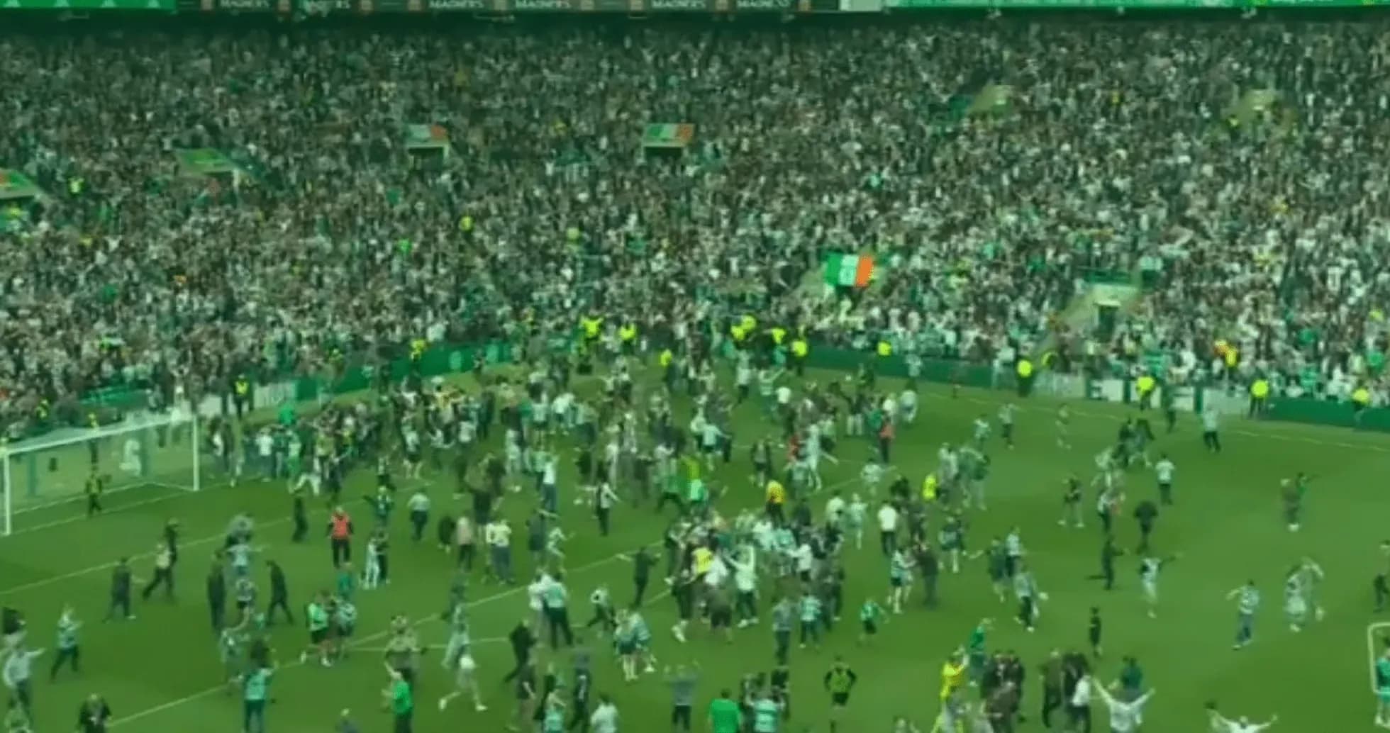 Aficionados celebrando en el campo tras el partido