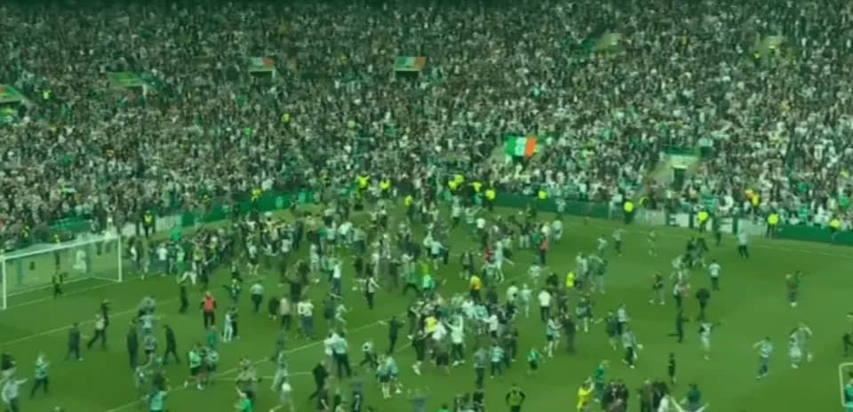 Aficionados celebrando en el campo tras el partido