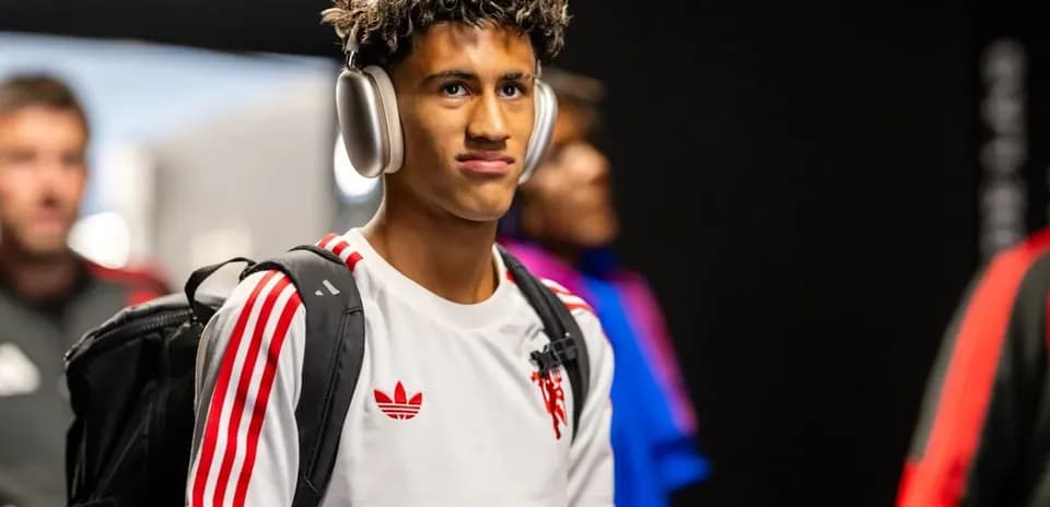 Jugador con auriculares entrando al vestuario