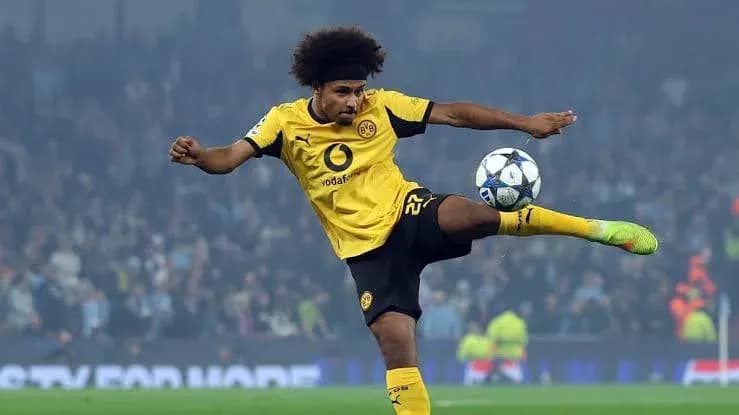 Jugador de Borussia Dortmund pateando el balón en partido