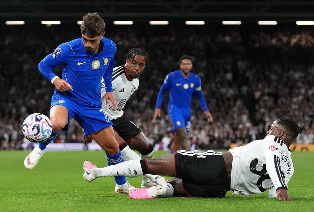Jugador de Chelsea esquivando a defensor de Fulham