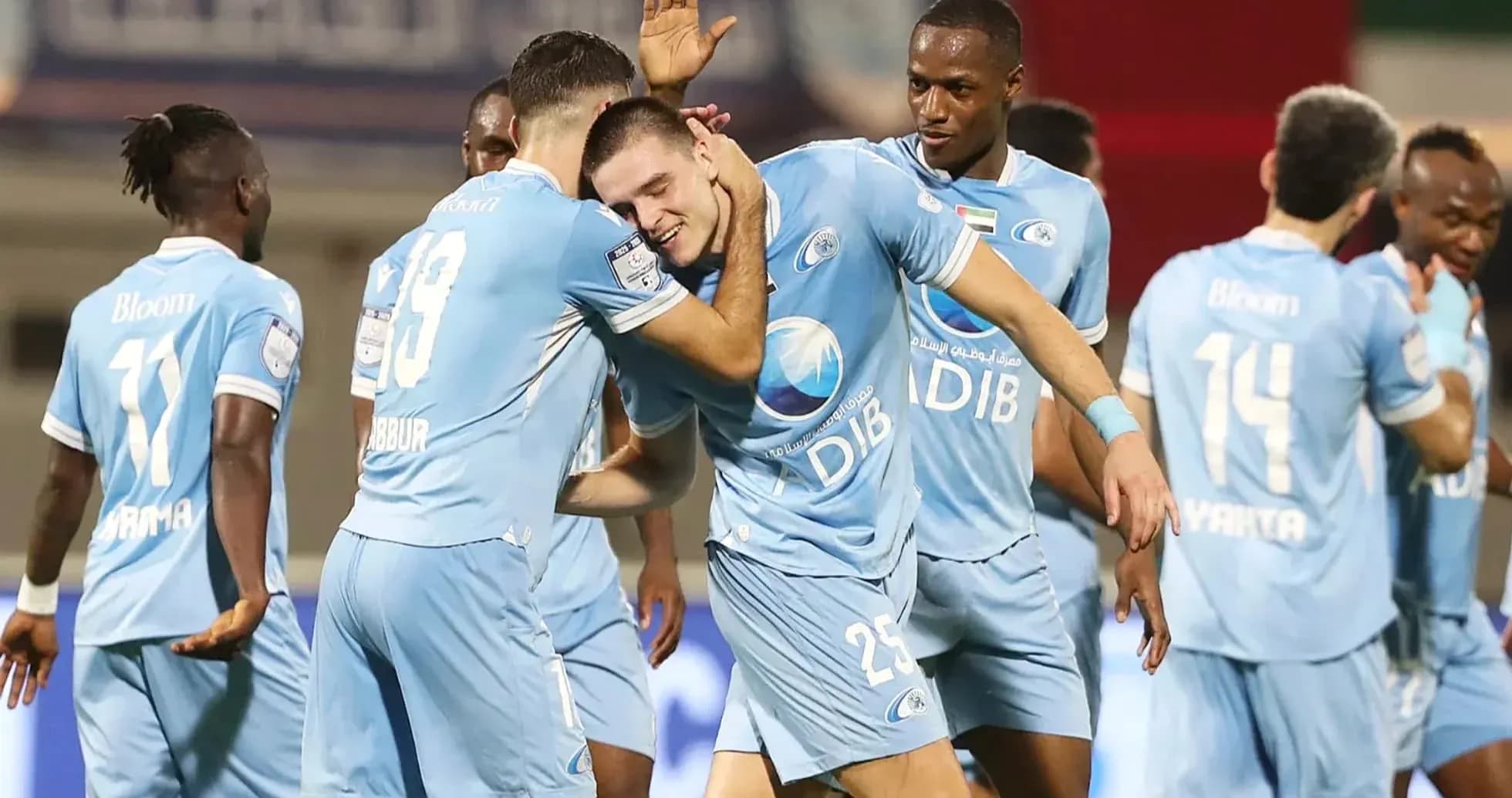 Jugadores de Al Jazira celebrando un gol