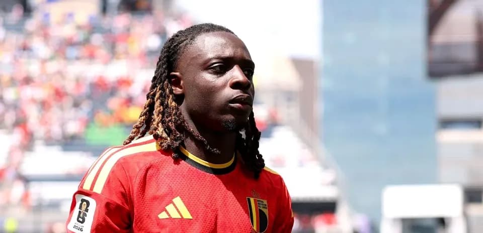 Jugador belga en uniforme rojo antes del partido