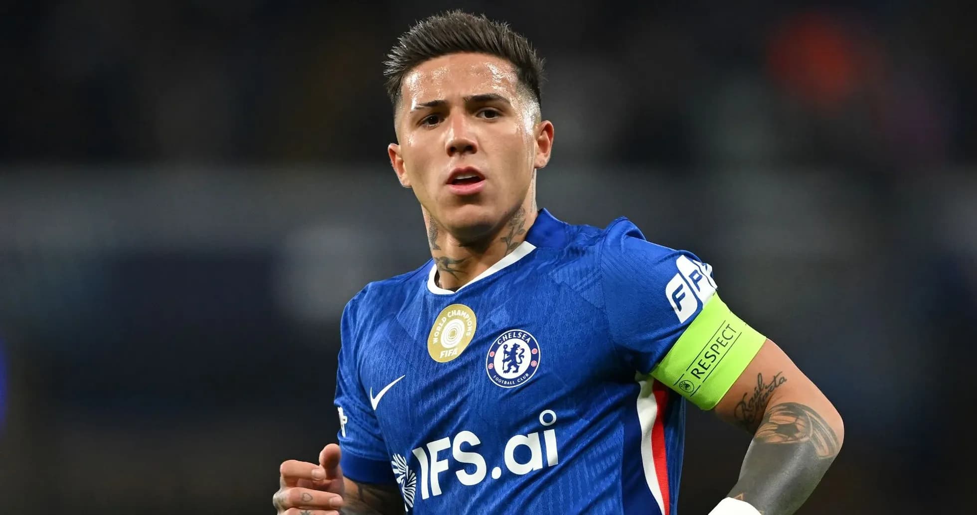 Jugador de Chelsea con banda de capitán en el campo
