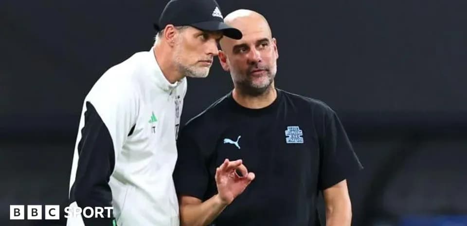 Entrenadores conversando en el campo de fútbol