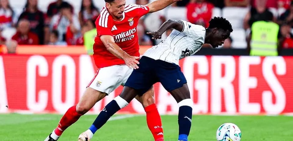 Jugador de Benfica desafiando a un oponente