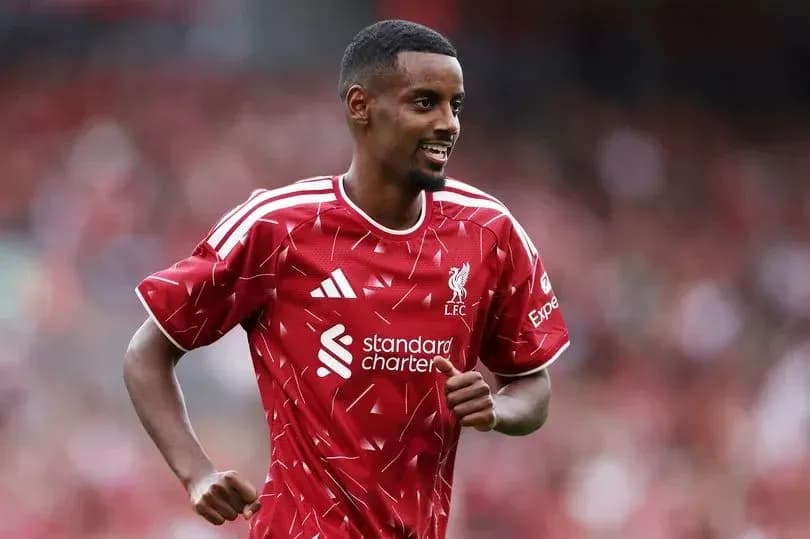 Jugador de Liverpool sonriendo en el campo
