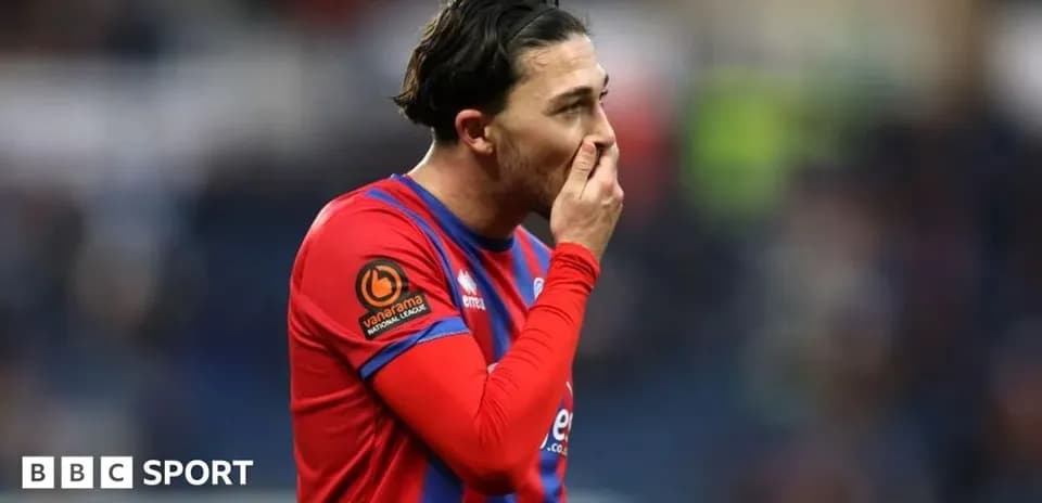 Jugador con camiseta roja y azul en el campo
