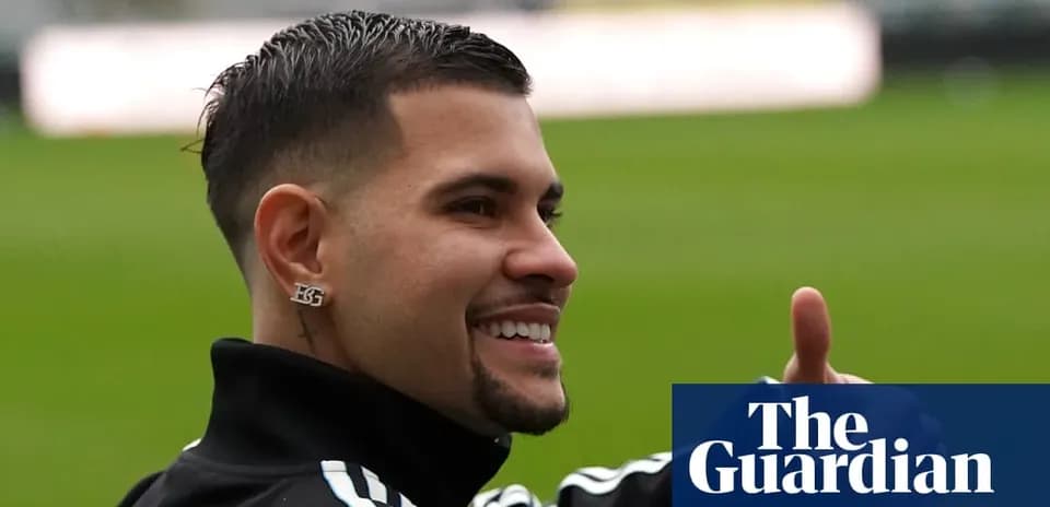 Jugador sonriendo y haciendo un gesto de aprobación