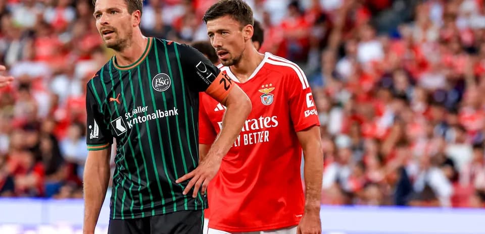 Jugadores de Benfica y FC St. Gallen en el partido