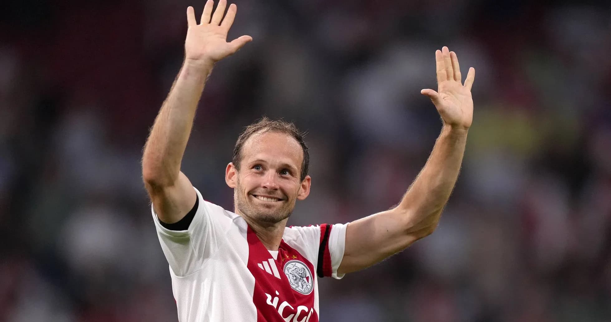 Jugador de Ajax saludando al público en el estadio