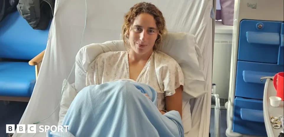 Persona sentada en cama de hospital con manta