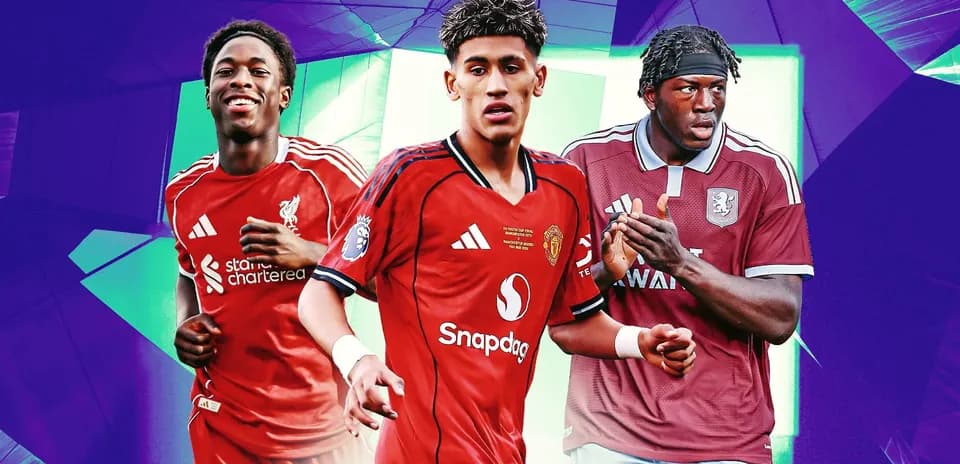 Tres jugadores de fútbol en camisetas de clubes