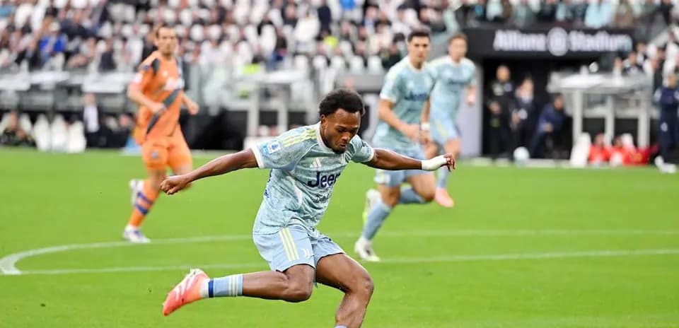 Jugador de Juventus chutando el balón en partido