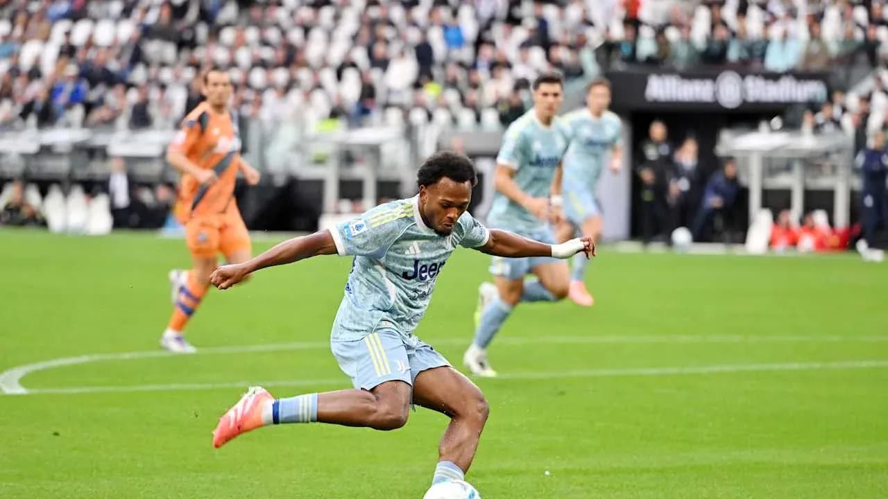 Jugador de Juventus chutando el balón en partido