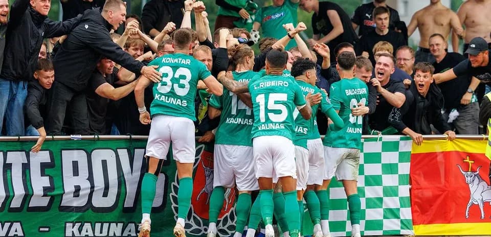 Jugadores de Kauno Žalgiris celebrando con los aficionados