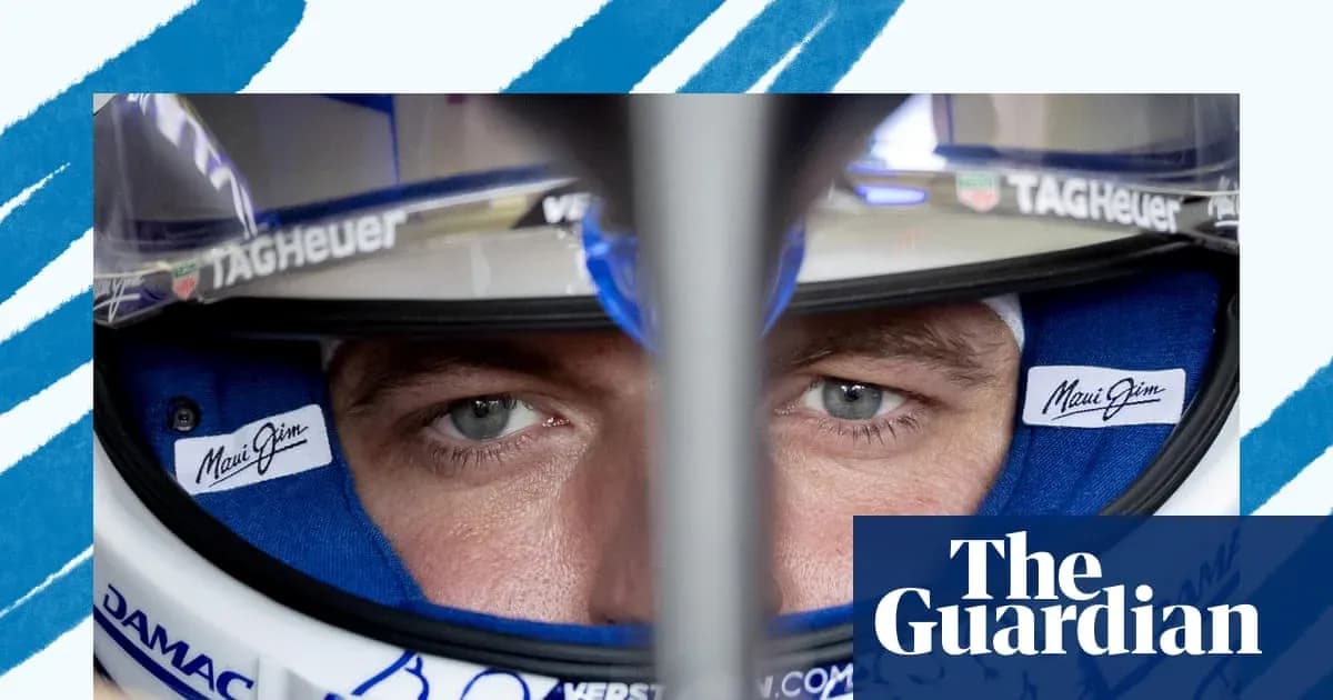 Piloto de Fórmula 1 en su casco durante carrera