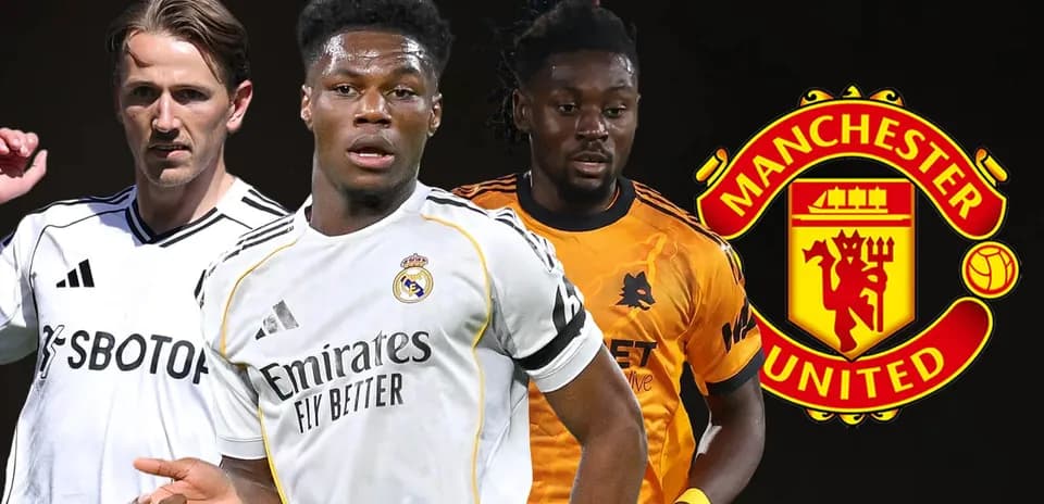 Tres jugadores de fútbol con el logo de Manchester United