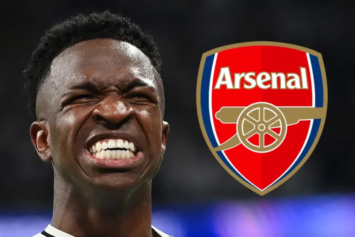 Jugador sonriendo con logo de Arsenal de fondo