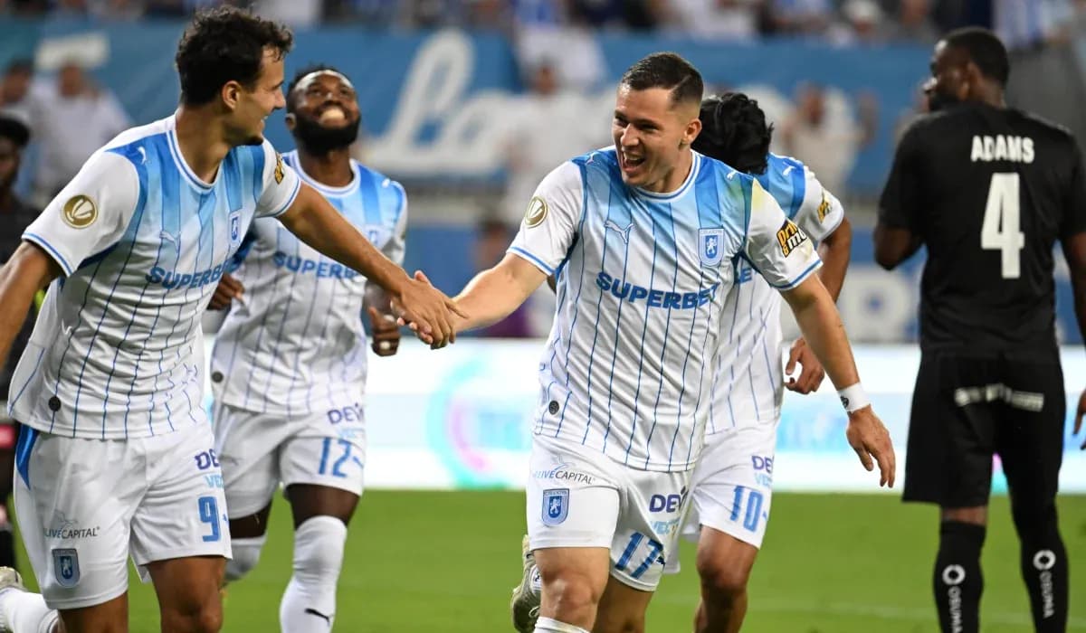 Jugadores de Universitatea Craiova celebrando un gol