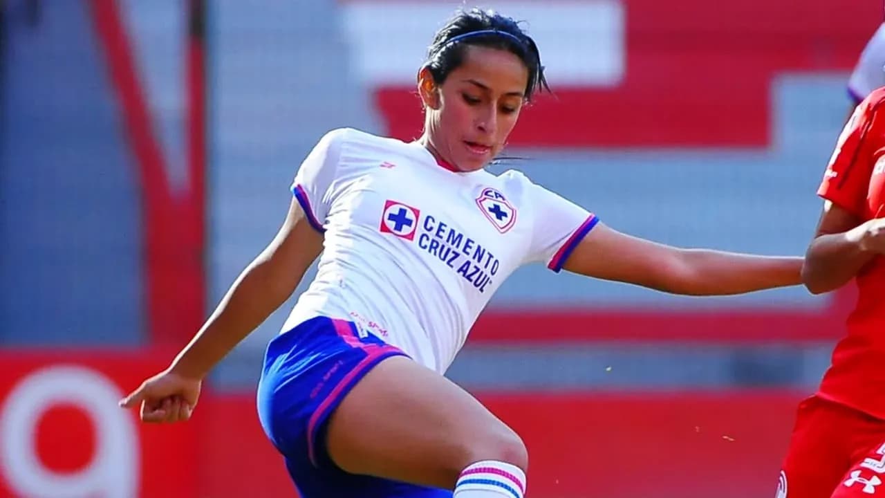 Jugadora de Cruz Azul W en acción durante el partido