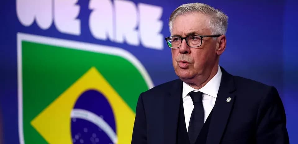 Entrenador hablando frente a fondo de Brasil